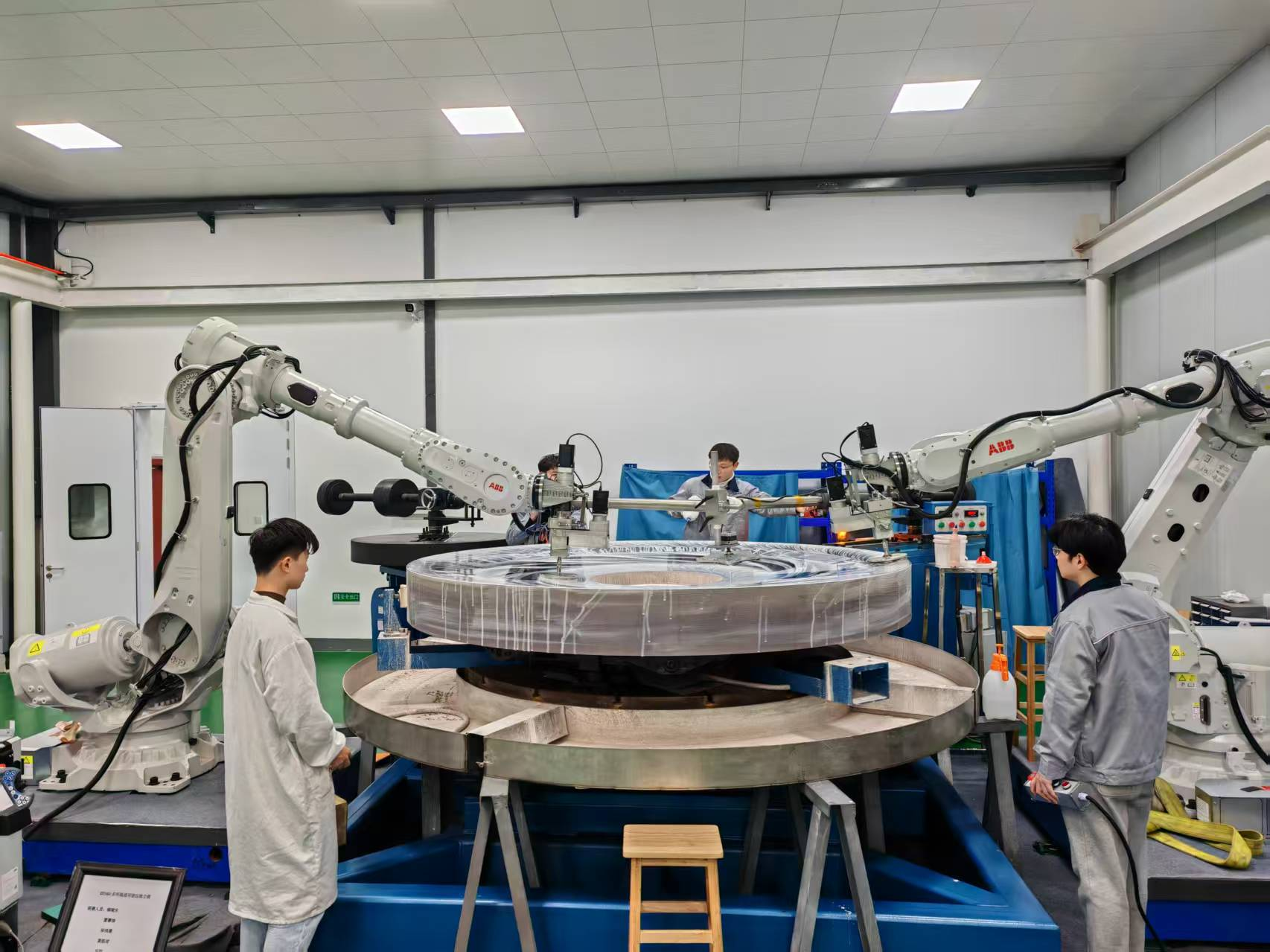 人工配合機(jī)械臂磨拋